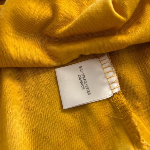 ROSE+OLIVE Mustard Gold Clip Dot Twist Casual Short Sleeve Top. Size L - Picture 4 of 4